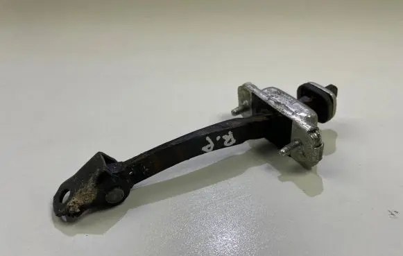 Opel Mokka X Front door check strap stopper
