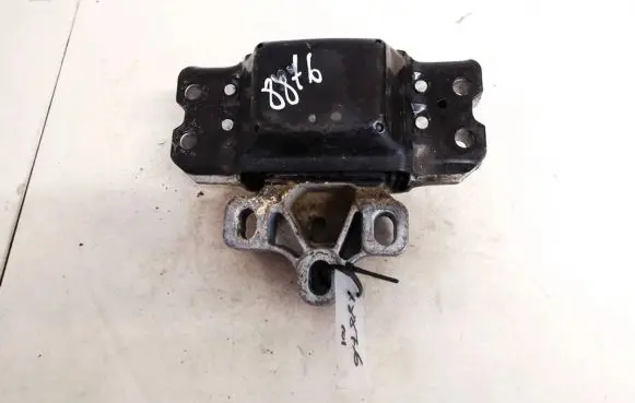 Volkswagen PASSAT B6 Engine mount bracket