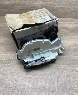 Volkswagen PASSAT B8 Front door lock 5E1837015A
