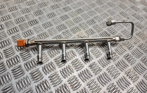 Volkswagen Golf VI Fuel main line pipe 03F133320C 049420454 0261545051