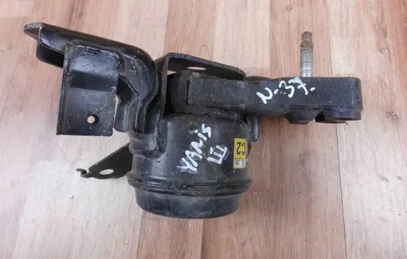 Toyota Yaris Engine mount bracket 123050M140