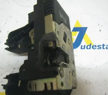 Opel Zafira A Rear door lock 90561158