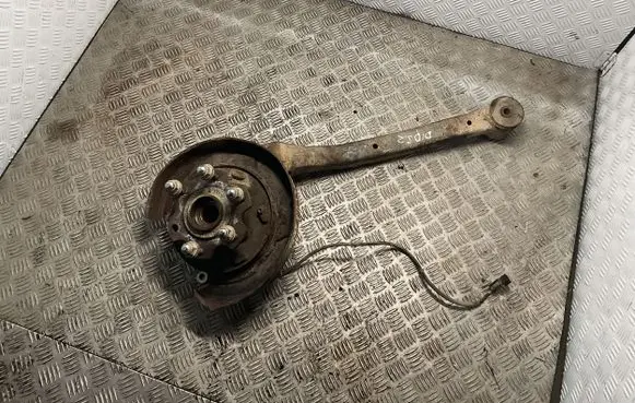 Mitsubishi Pajero Rear wheel hub spindle/knuckle 