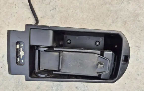 BMW X3 F25 Glove box central console 105010242 84109237653 B0701210