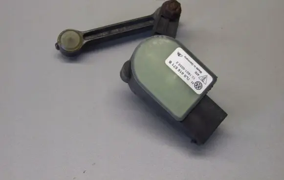 Audi A8 S8 D3 4E Rear air suspension level height sensor 4E0907503C