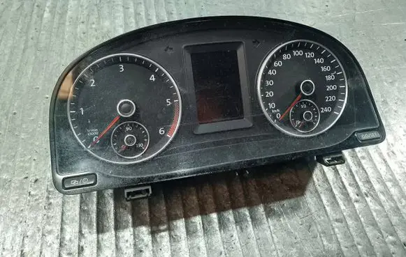 Volkswagen Touran II Speedometer (instrument cluster) 1T0920865C