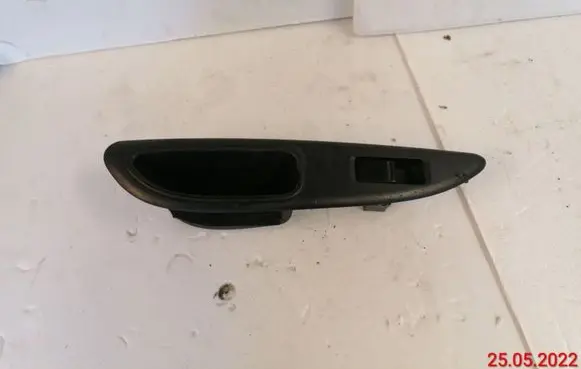 Nissan Primera Electric window control switch 82960av760