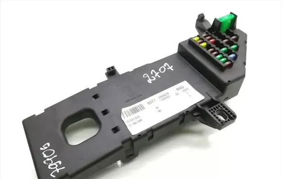 Opel Vectra C Fuse module 13223679 13193590