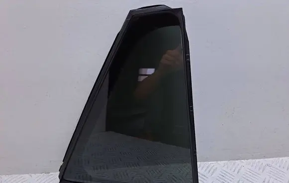 Toyota Avensis T270 Rear vent window glass 6812305100 6818805070 43R00048