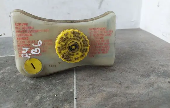 Brake fluid reservoir
