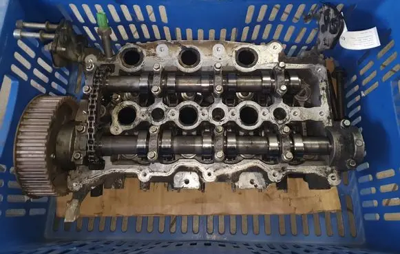 Land Rover Discovery 4 - LR4 Engine head PM9X2Q6C064CA