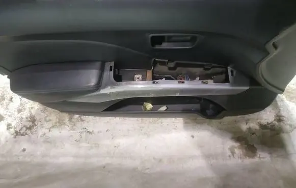 Peugeot 4007 Front door card panel trim