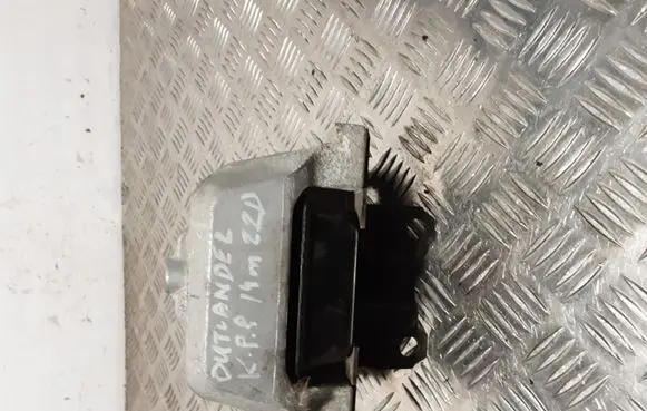 Mitsubishi Outlander Engine mount bracket
