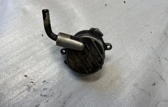 Mercedes-Benz E W211 Vacuum pump A6112300065