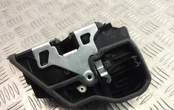 BMW X3 F25 Front door lock 7318416