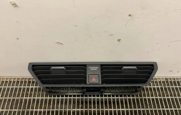 Volkswagen Jetta VII Dashboard air vent grill cover trim 17B819728