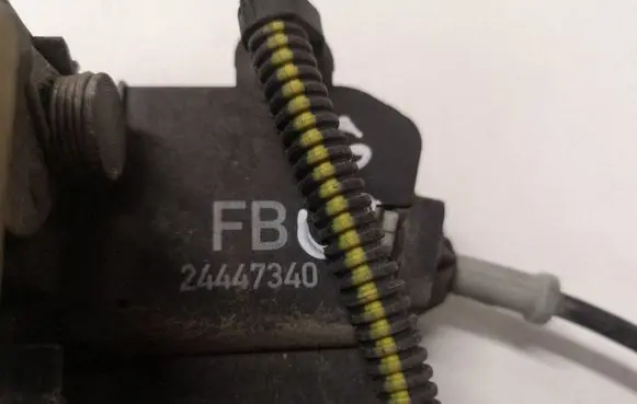 Opel Vectra C Front door lock 24447340