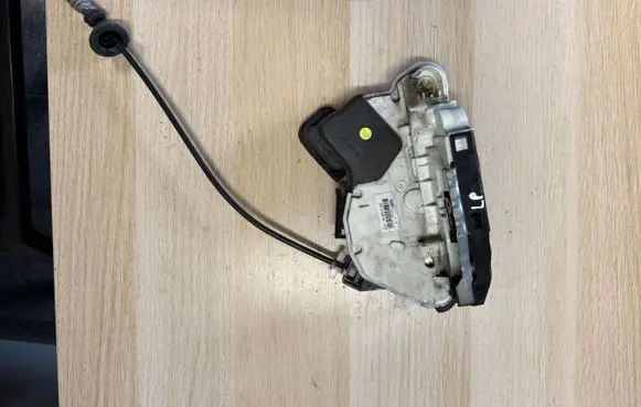 Volkswagen Polo V 6R Front door lock 5K1837015D