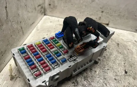 Hyundai Santa Fe Fuse module 919502B400