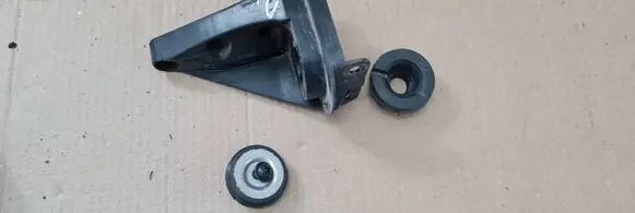 Radiator mount bracket
