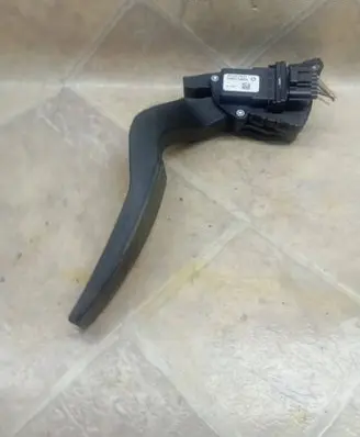 Accelerator throttle pedal