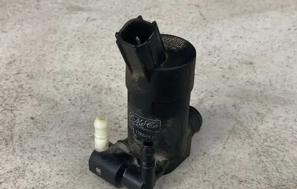 Volvo V50 Windscreen/windshield washer pump 1S7117K624F T655C