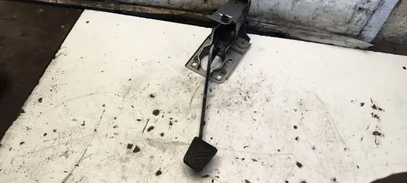Mitsubishi Lancer X Clutch pedal 