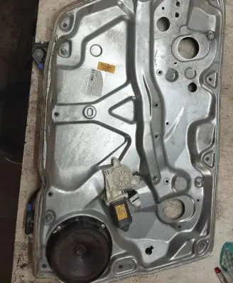 Front window lifting mechanism without motor