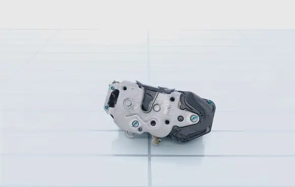 Opel Insignia A Front door lock 3023806