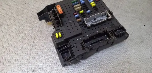 Volvo V70 Fuse module 28017881