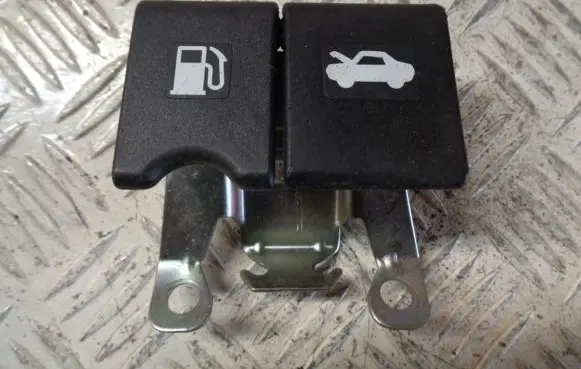Nissan Qashqai+2 Engine bonnet (hood) release handle