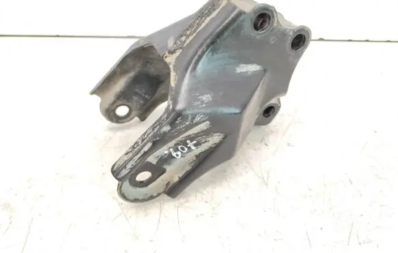 Mazda 626 Engine mounting bracket