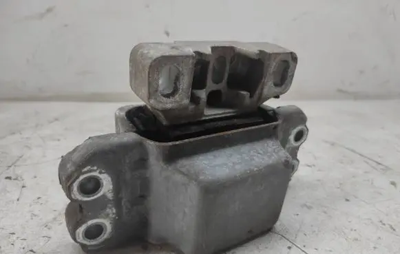 Skoda Octavia Mk2 (1Z) Engine mount bracket 1K0199555