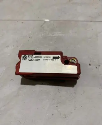 Volkswagen Golf IV Airbag deployment crash/impact sensor 1J0909606D 20990205 5WK42350