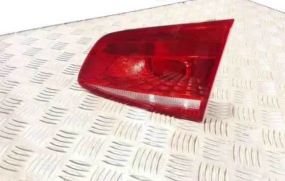 Tailgate rear/tail lights