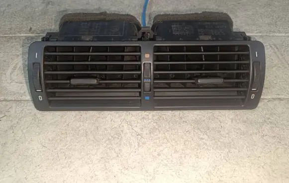 BMW 5 E39 Dash center air vent grill 8391179