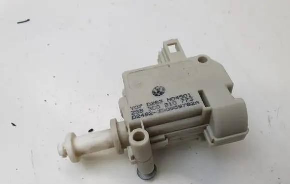 Volkswagen PASSAT B6 Central locking motor 3C0810773