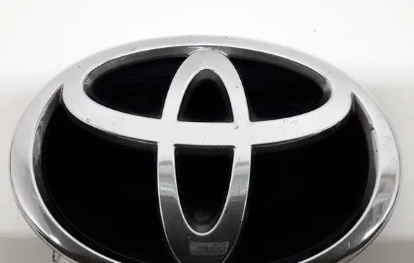 Toyota Corolla E120 E130 Manufacturer badge logo/emblem 753111E100