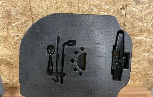 Nissan Primera Tool set 84975AV760