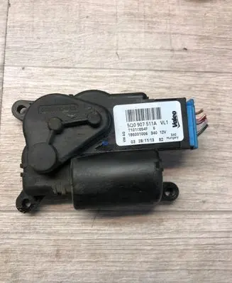 Volkswagen PASSAT B8 Air flap motor/actuator 5Q0907511A 136001006