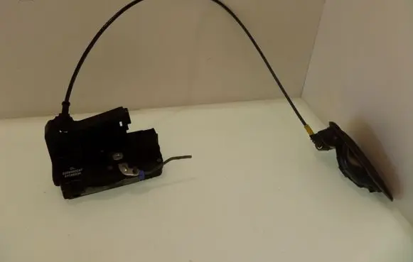 Opel Vivaro Front door lock 8200008247 91166228