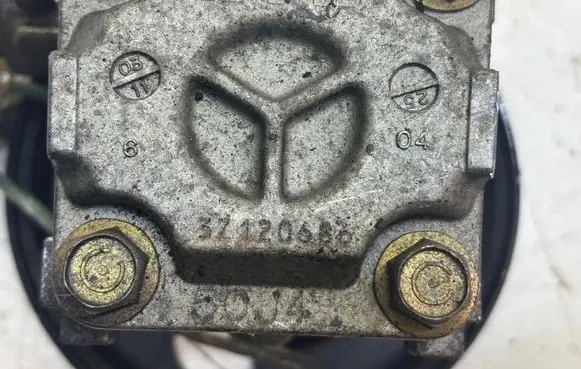 Suzuki Grand Vitara I Power steering pump 50J4 37120688