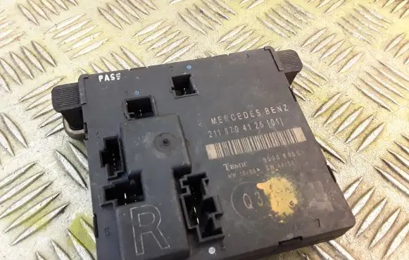 Mercedes-Benz E W211 Door control unit/module 2118704126 A2118704126