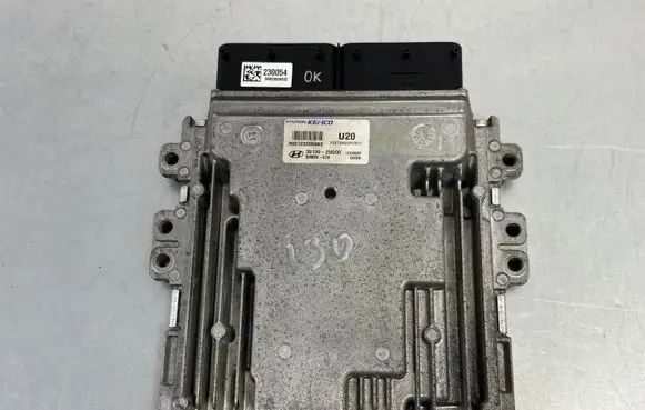 Hyundai i30 Engine control unit/module 391992U000 SIM2K510 230054