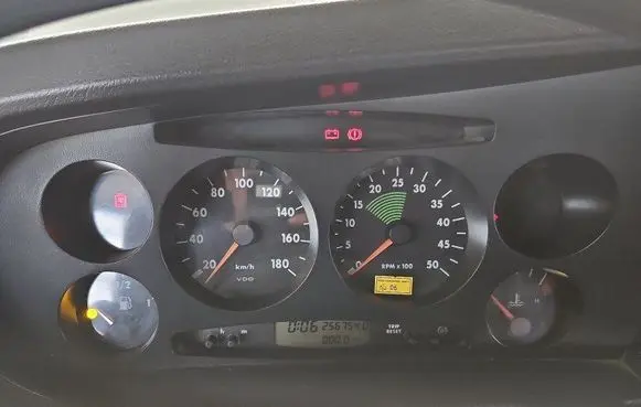 Speedometer (instrument cluster)