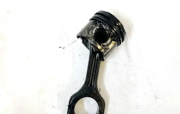 Ford Focus C-MAX Piston with connecting rod