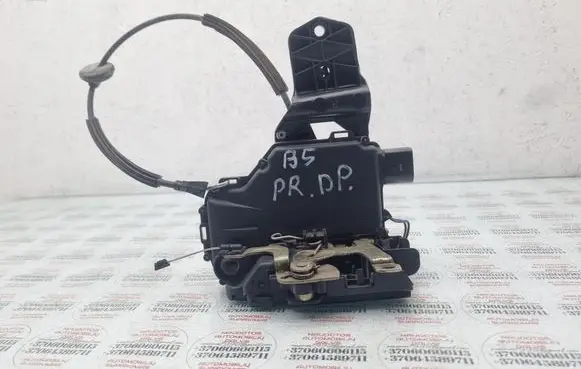 Volkswagen PASSAT B5 Front door lock