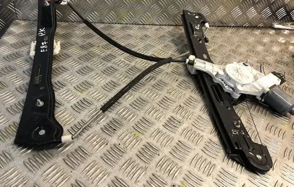 BMW 1 E81 E87 Front door electric window regulator 7067795