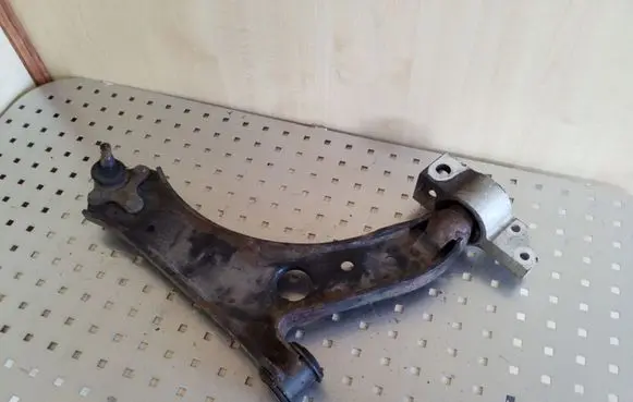 Volkswagen Golf V Front lower control arm/wishbone
