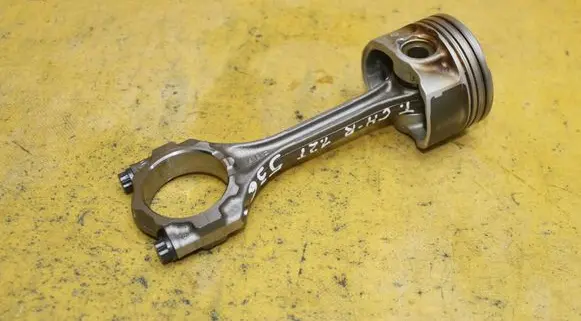 Toyota C-HR I Piston with connecting rod